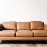 La parete dietro il tuo divano è vuota e non sai come riempirla? Dai un'occhiata a questi spunti!
