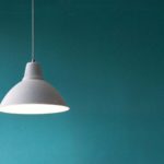 Hai un punto luce decentrato che non sai come sfruttare? Ecco le soluzioni per illuminare al meglio senza intervenire sull'impianto elettrico!