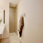 Hai un "bagno cieco" buio e poco vivibile? Ecco alcuni trucchi che, nonostante l'assenza di finestre, possono aiutarti a creare la giusta luminosità!