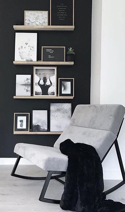 Hai mai pensato di disporre i quadri su una mensola anziché appenderli?  Potresti decorare in questo modo diversi ambienti della casa!