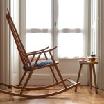 La sedia a dondolo non è solo per la "casa della nonna": esistono diverse tipologie dal design perfetto anche per casa tua!