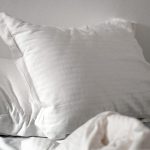 Se stai scegliendo il letto valutandone (anche) la testiera, dovresti guardare in quanti modi puoi simularne una!