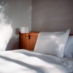 Hai una camera da letto poco spaziosa e non vorresti perdere nemmeno un centimetro? Potresti optare per una testiera contenitore!