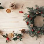 Ami il Natale e non vedi l'ora di farlo sapere a tutti? Inizia dando il benvenuto ai tuoi ospiti con una ghirlanda natalizia sulla porta!