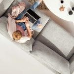 Quando il divano è al centro della stanza, lo schienale a vista può essere un problema. Ecco come valorizzare il retro del divano!