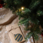 Stai per allestire l'albero di Natale ma non sai proprio come mascherare il piedistallo? Guarda questi spunti per trovare quello più adatto!
